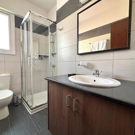 One Bedroom Flat In Apartment *