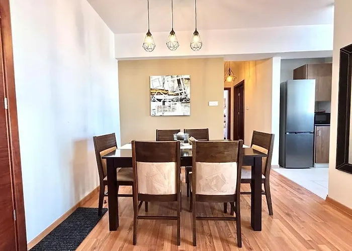 شقة One Bedroom Flat In *